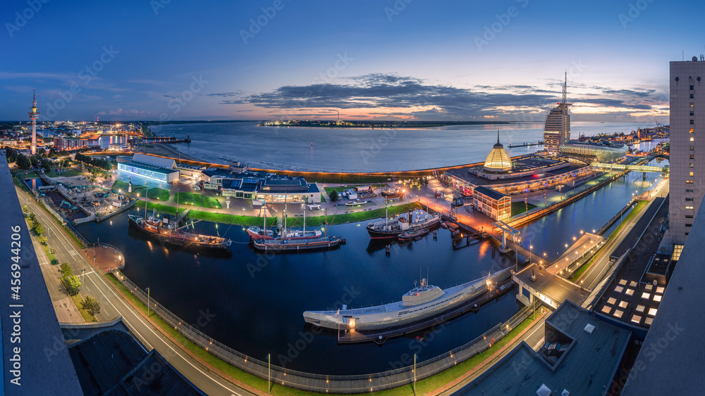 Fototapeta premium Nachts in Bremerhaven an der Nordseeküste