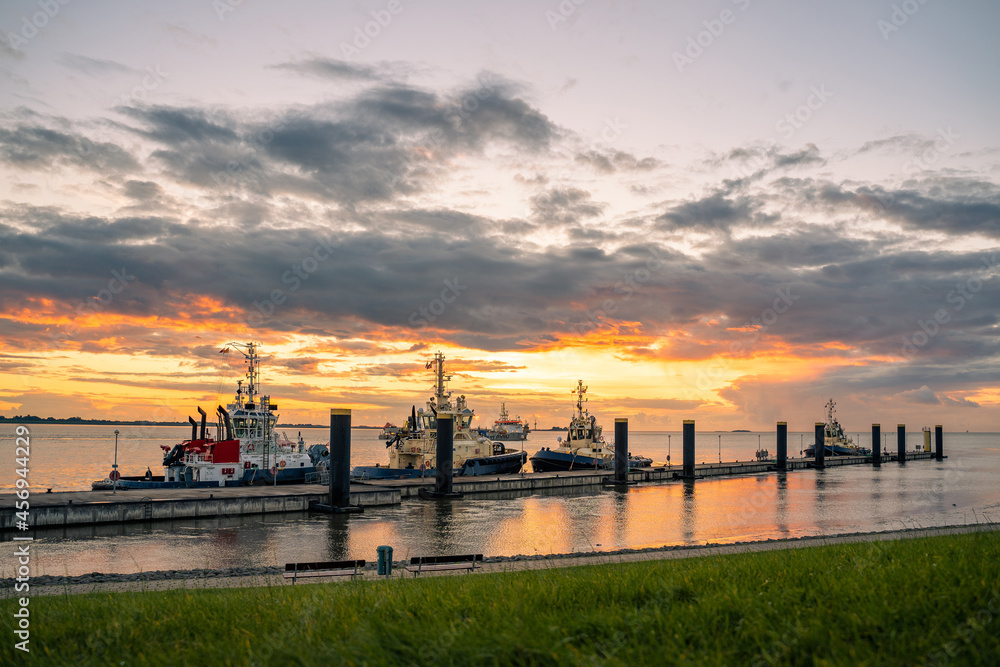 Sonnenuntergang in Bremerhaven an der Nordseeküste