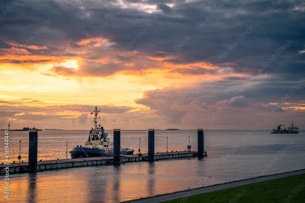 Sonnenuntergang in Bremerhaven an der Nordseeküste