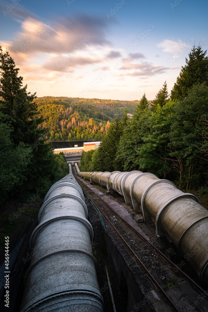 Wasserkraftwerkt an einer Talsperre im Harz Wasserkraftwerkt an einer Talsperre im Harz