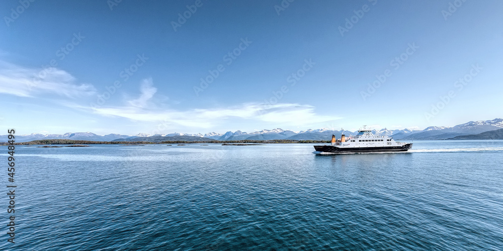Fjord mit Schiff bei Molde in Norwegen