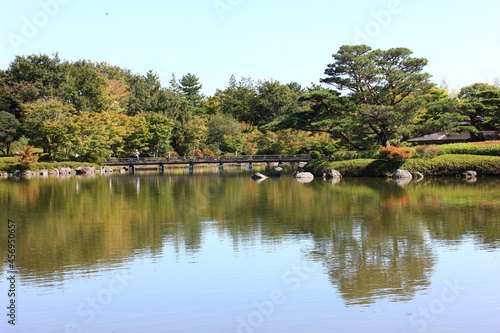 池を中心に造られたの本庭園。