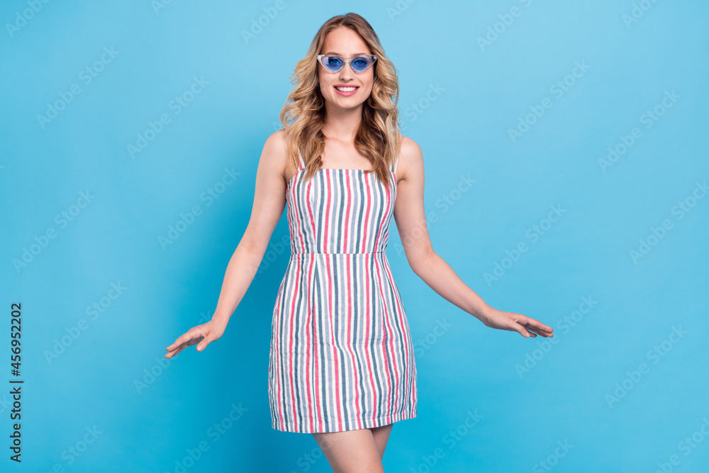 Photo portrait blonde woman in sunglass smiling cheerful in casual clothes isolated pastel blue color background Photo portrait blonde woman in sunglass smiling cheerful in casual clothes isolated pastel blue color background