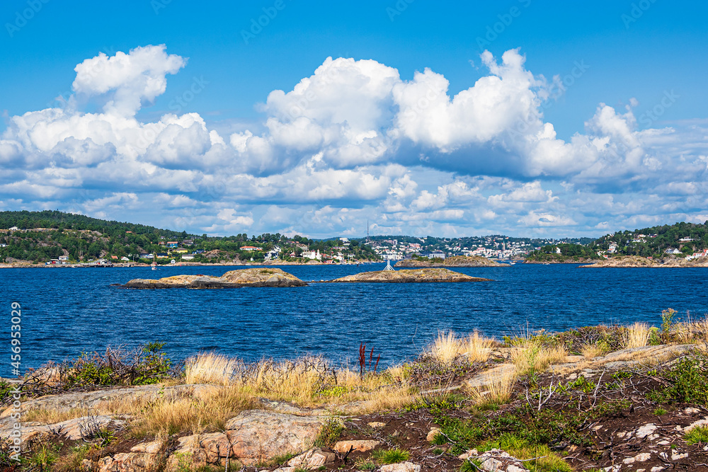 Blick von der Insel Merdø auf die Stadt Arendal in Norwegen