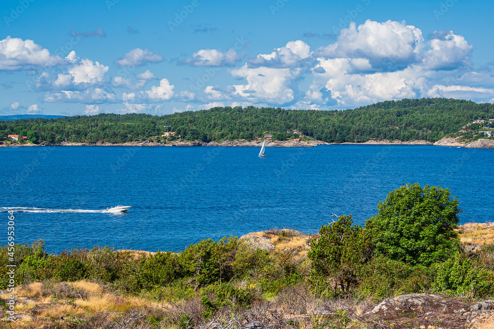 Landschaft mit Booten auf der Insel Merdø in Norwegen