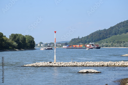 Rhein zwischen Bad Honnef und Bonn mit Schiffen und Untiefenkennzeichen photo