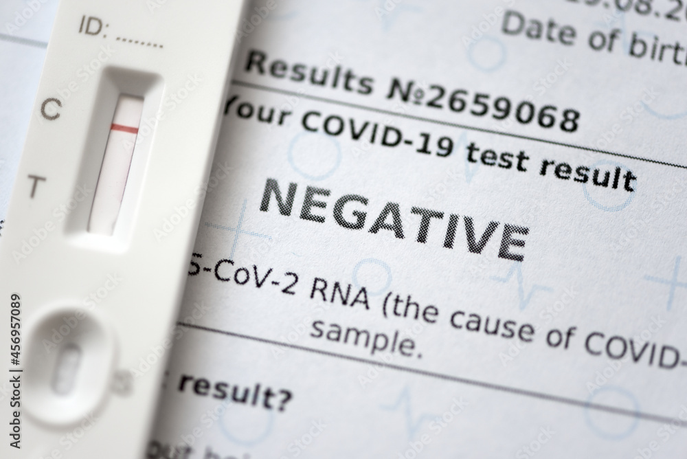 Obraz premium Laboratory report with negative test result by using rapid test device for COVID-19
