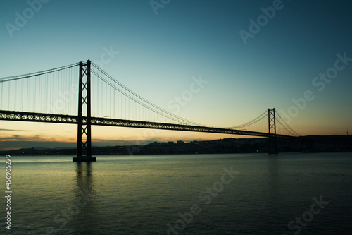 Ponte 25 de Abril (Portugal) ao por do sol. 