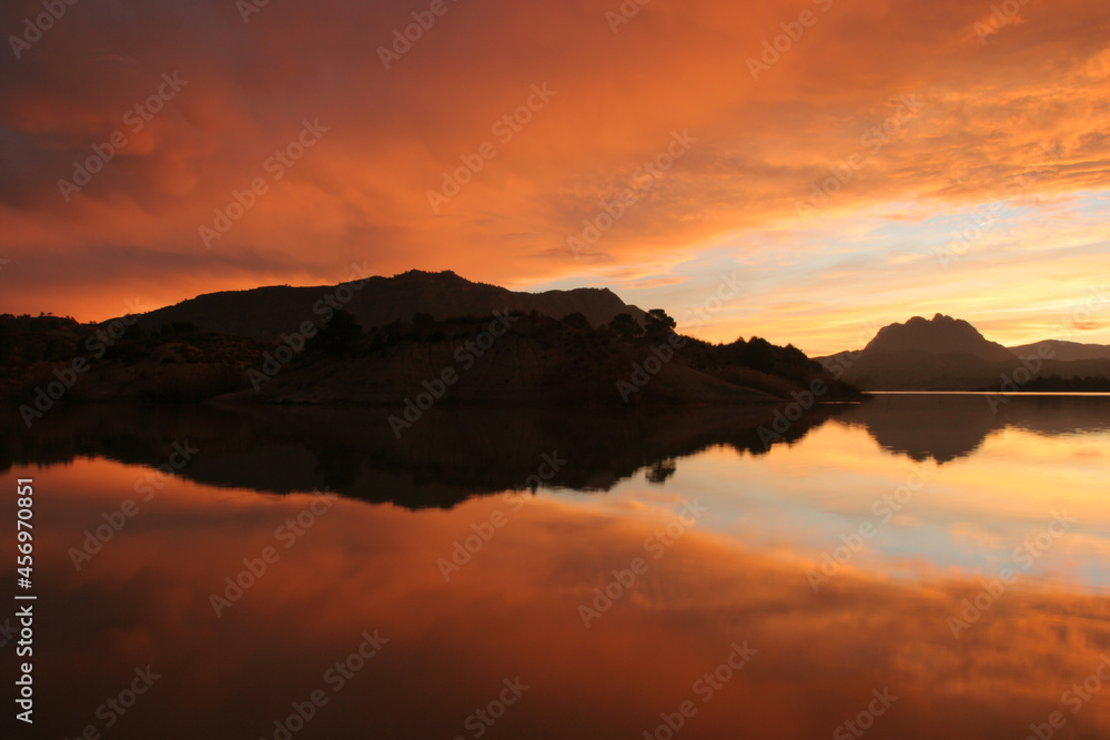Amanecer en el embalse del Quípar, con cielo nuboso. Calasparra (Murcia-España). Amanecer en el embalse del Quípar, con cielo nuboso. Calasparra (Murcia-España).