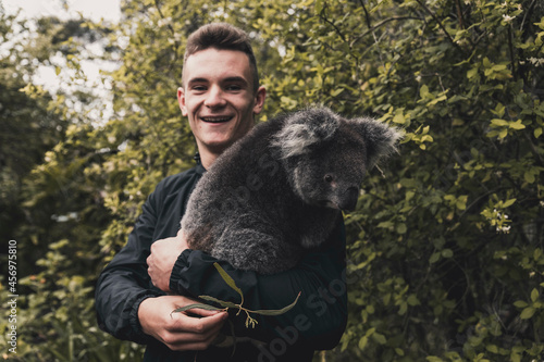 Homme portant un koala