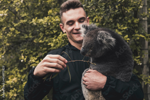 Bilde på lerret Homme portant un koala