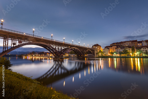 Żelazny most nad rzeką w Mariborze wieczorem