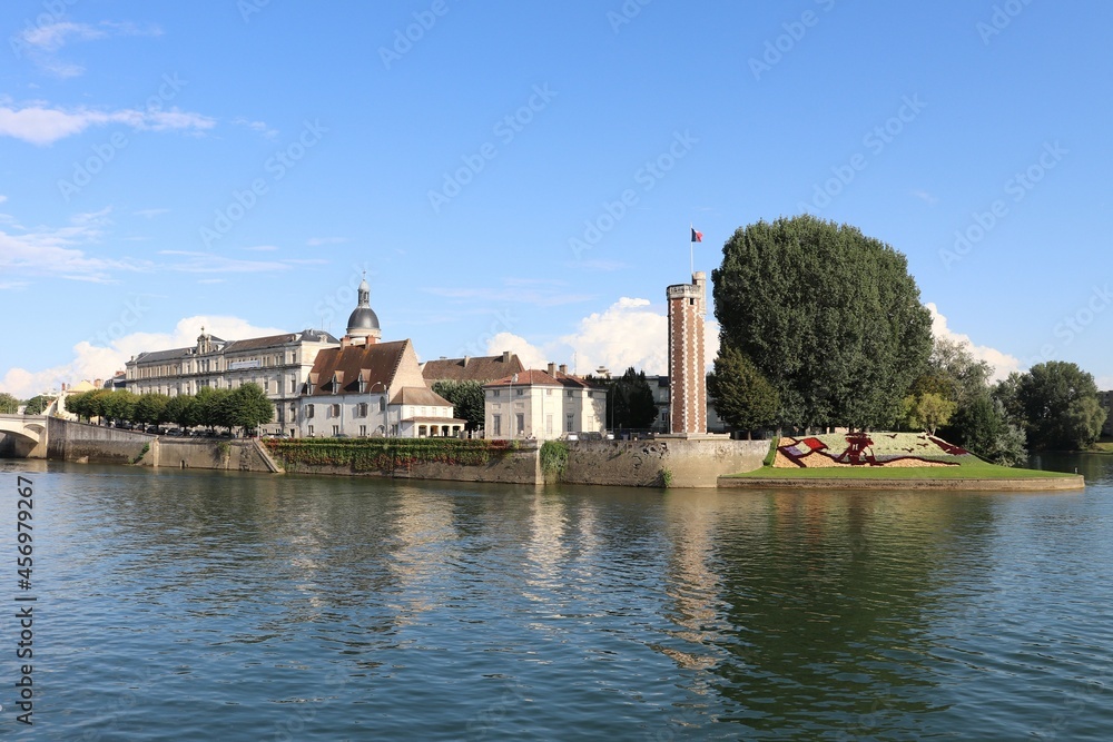 Obraz premium L'ile Saint Laurent vue depuis la rive de la riviere Saone, ville de Chalon sur Saone, departement de Saone et Loire, France