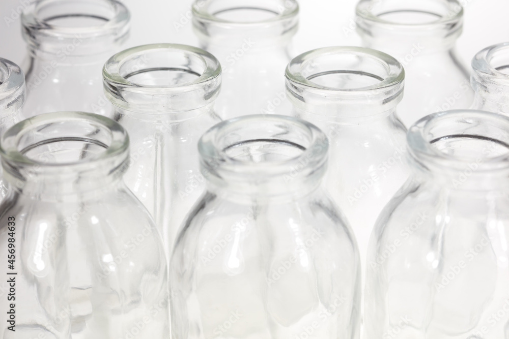 Kleine durchsichtige Glasflaschen vor weißem Hintergrund. Kleine durchsichtige Glasflaschen vor weißem Hintergrund.