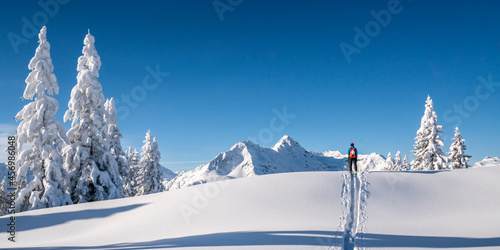 Wintersport in den tief verschneiten Bergen