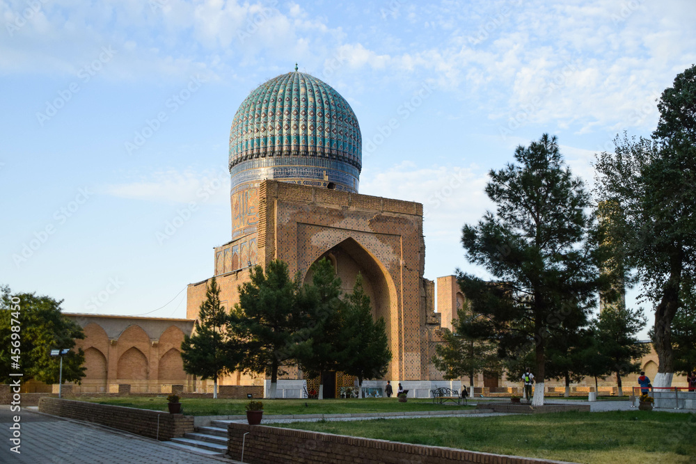 Obraz premium The Bibi-Khanym Mosque in Samarkand, Uzbekistan