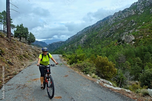 Fototapeta Naklejka Na Ścianę i Meble -  Corsica-view of the cyclist on the way in pass Restonica