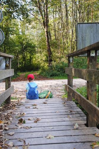 kind am holzbrücke, aufnahme von rücken

