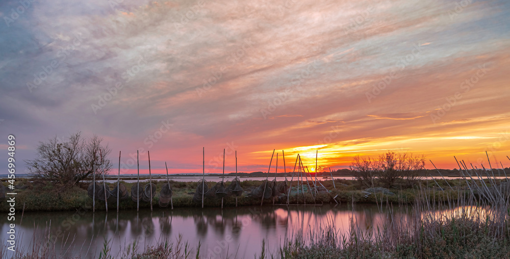 Vue de filets de pêche sur les étangs en Camargue, France au coucher du soleil. Vue de filets de pêche sur les étangs en Camargue, France au coucher du soleil.