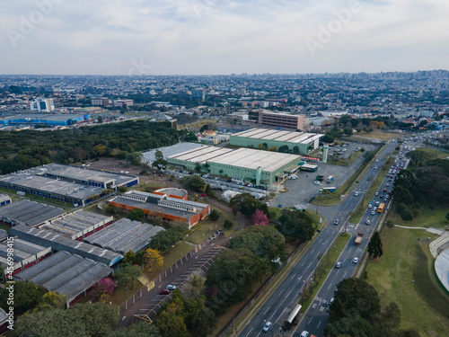 Vista aérea do Campus da Universidade Federal do Paraná no Jardim Botânico em Curitiba com o perfil da cidade ao fundo. Paraná, Brasil
