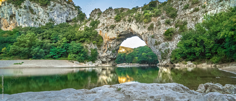 Vue de Vallon Pont d'Arc, site touristique en Ardèche, Sud de la France. Vue de Vallon Pont d'Arc, site touristique en Ardèche, Sud de la France.