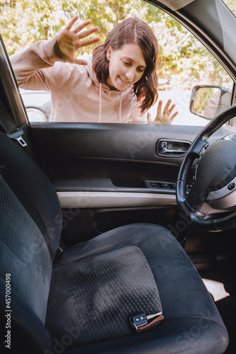 woman locked car and forget keys inside