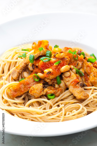spaghetti with poultry meat, tomato sauce and beans