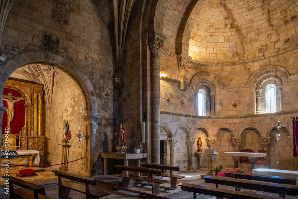 	
Colegiata romanica de Cervatos co representaciones eroticas en el exterior (Cantabria, España)	
