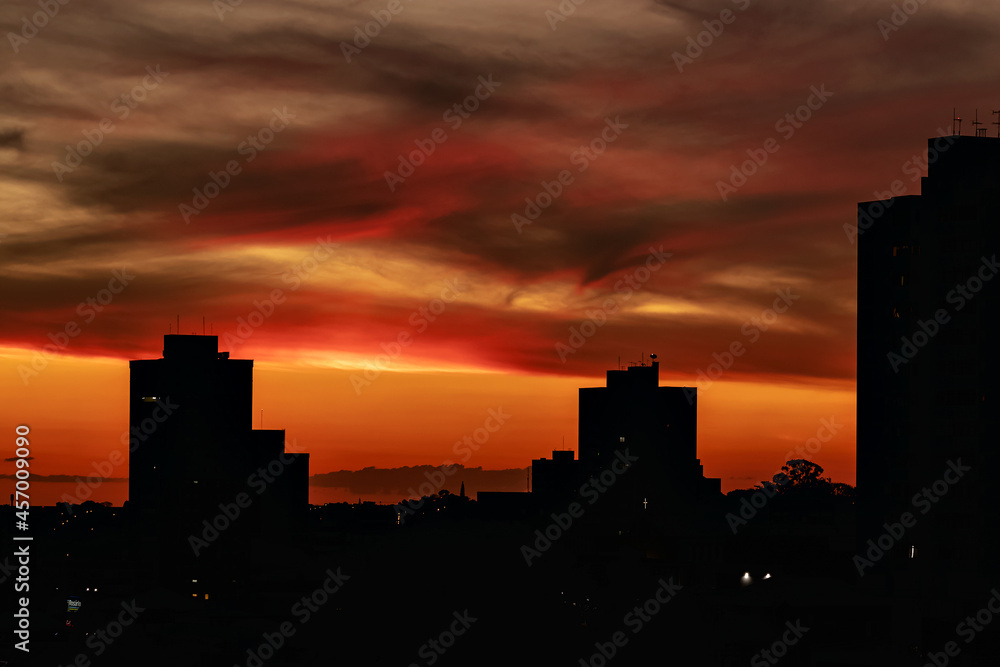 Anoitecer sobre a cidade de São Carlos São Paulo com as nuvens do céu num padrão colorido de magenta, laranja e amarelo