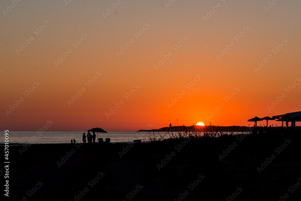 El atardecer deja ver cómo se esconde el sol tras el espigón, cayendo alado del faro que dará luz al mar durante la noche.