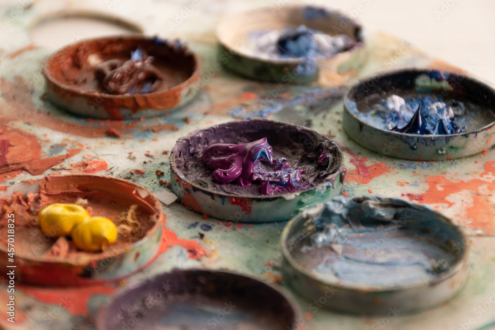 details of the circle that has a palette, on top of it paint of different colors, object and tool to paint, style and wallpaper details of the circle that has a palette, on top of it paint of different colors, object and tool to paint, style and wallpaper