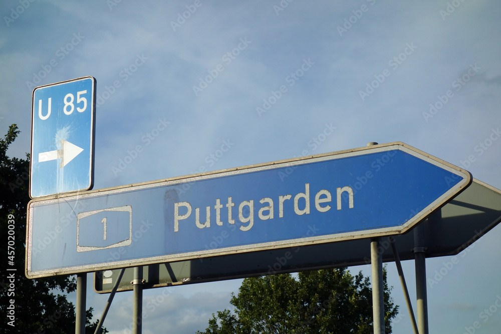 Fototapeta premium Zeichen 430-20 Wegweiser zur Autobahn – rechtsweisend , Puttgarden