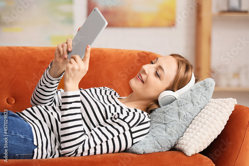 Mature woman with tablet co...
