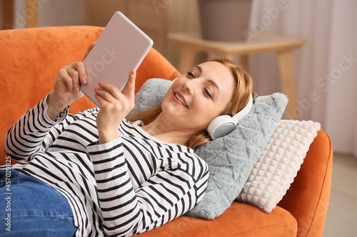 Mature woman with tablet co...