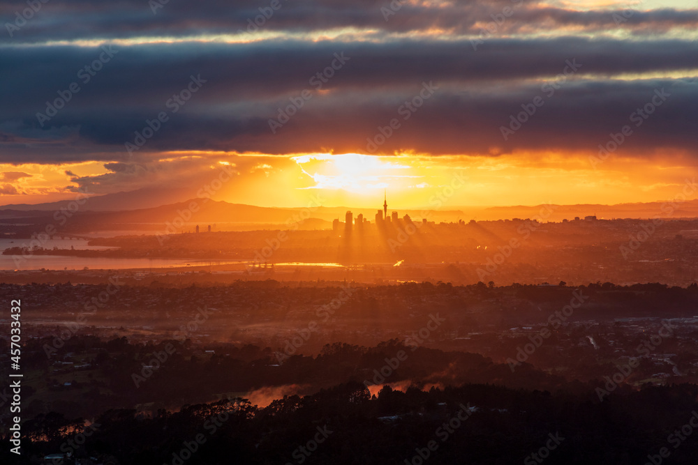 Fototapeta premium Auckland City and Waitematā Harbour at Dawn from Waitakere Ranges