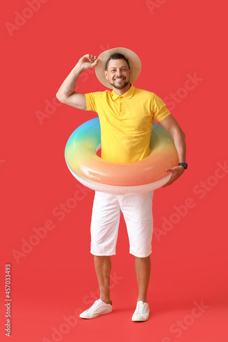 Young man with inflatable r...