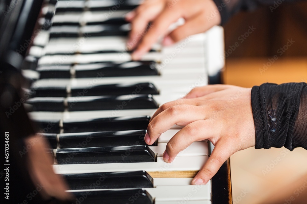 Obraz premium Beautiful male pianist hand on piano key