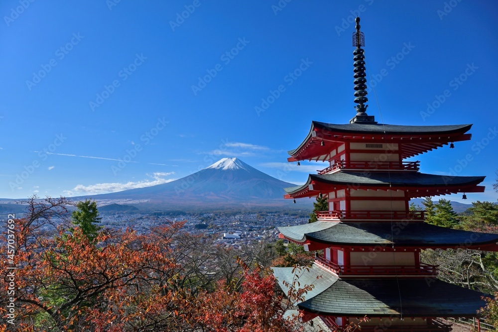 青空バックに展望台から見る富士山と五重塔のコラボ情景＠山梨