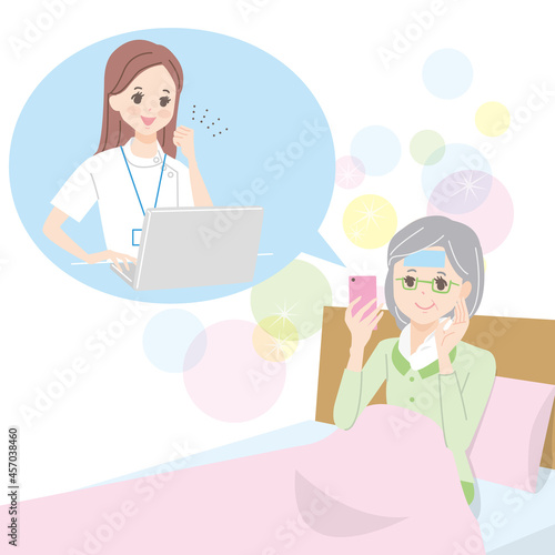 スマホでオンライン治療を受けているシニア女性　診察する医師