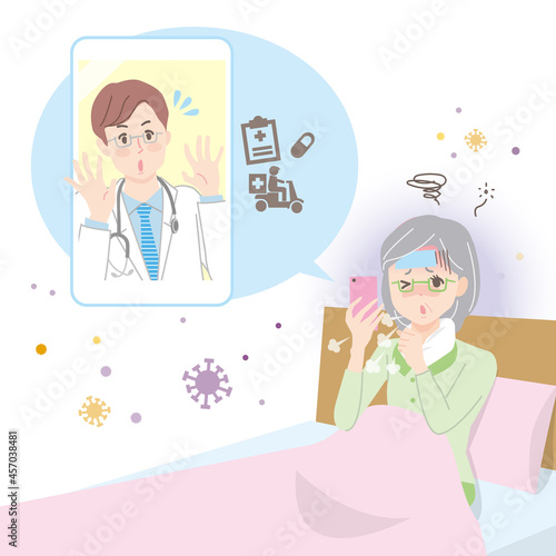 スマホでオンライン治療を受けているシニア女性　診察する医師