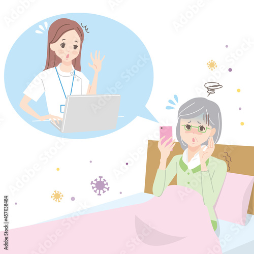 スマホでオンライン治療を受けているシニア女性　診察する医師