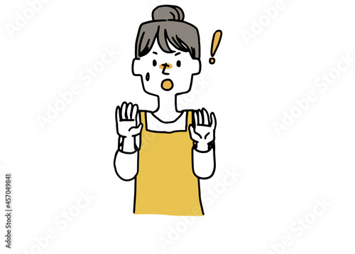 驚いているエプロンの女性