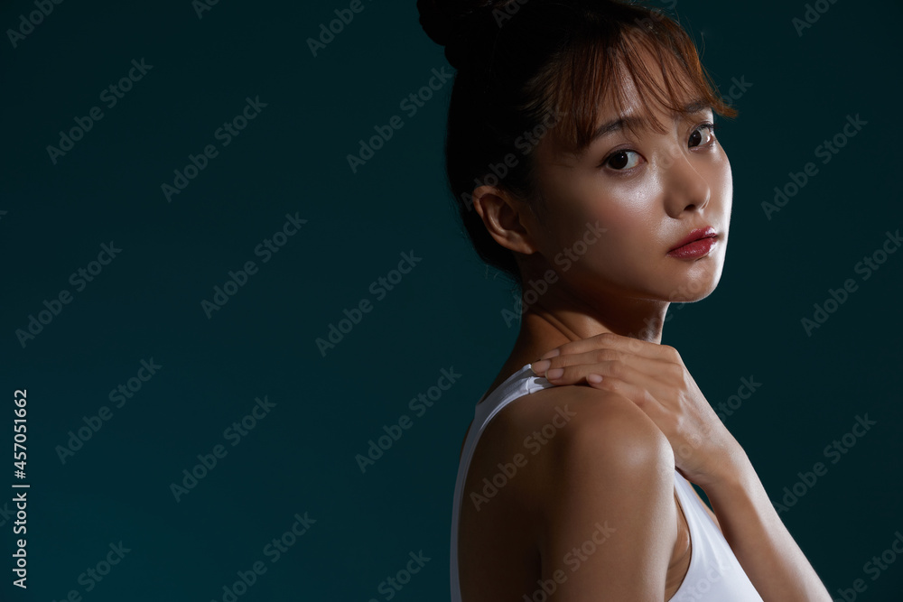 スポーツウェアを着た若い女性の陰影のあるポートレート スポーツウェアを着た若い女性の陰影のあるポートレート