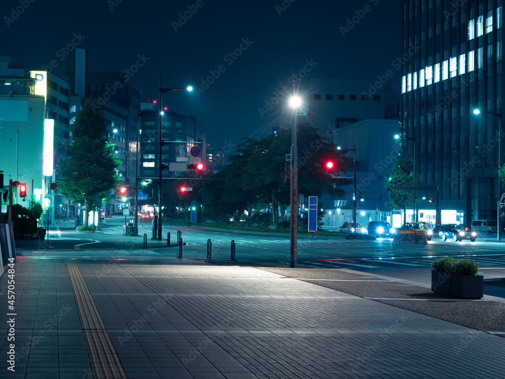 夜の都会の街の道路と信号機 Stock-Foto | Adobe Stock