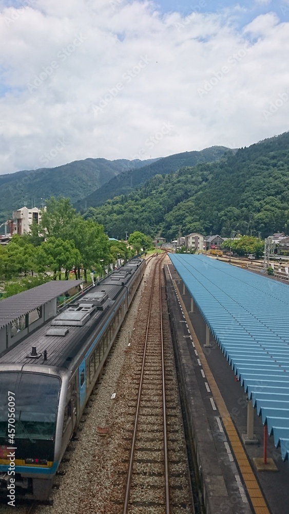 Naklejka premium 鉄道, トレインズ, レール, 線路, 脇道, 交通, 旅行, 運送, トラック, 空, はがね, 道, ステーション, シティ, 線, 遠近法, メタル, レール, 道のり, プラットフォーム, 山, 風景, 工業, 旅, 建築