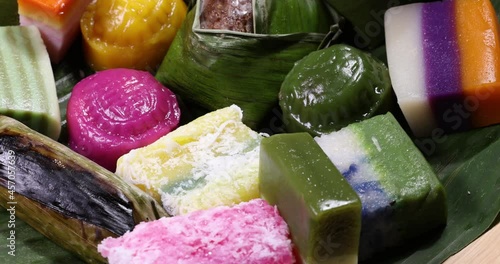 Varity Malaysian south east Asian nyonya kuih sweet desert sago tilam pulut terkan inti koci bongkus koo lapis dodol onde onde on green banana leaf wooden plate