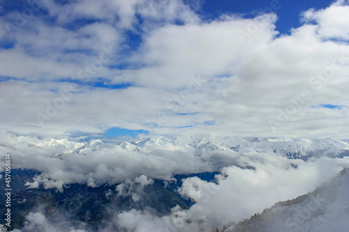 Главный Кавказский хребет в окружении облаков