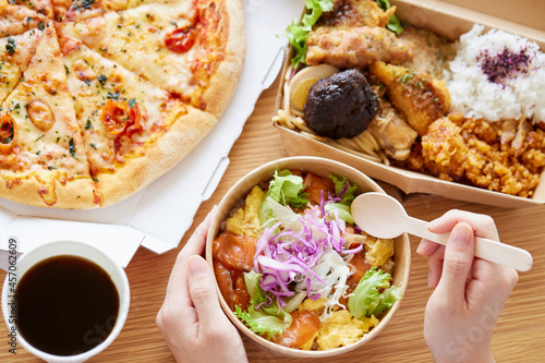 Quadro su tela フードデリバリー食を食べる女性の手元