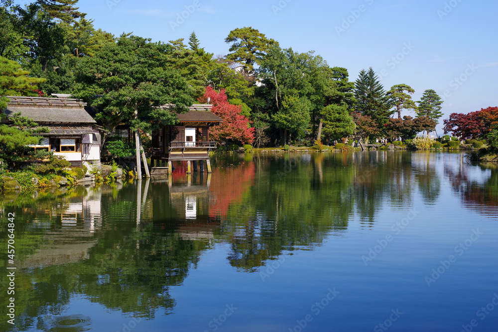 Fototapeta premium 日本三名園の「兼六園」の紅葉