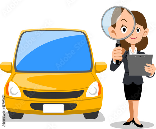 書類を手に持ち虫眼鏡を覗くスーツの女性と車
